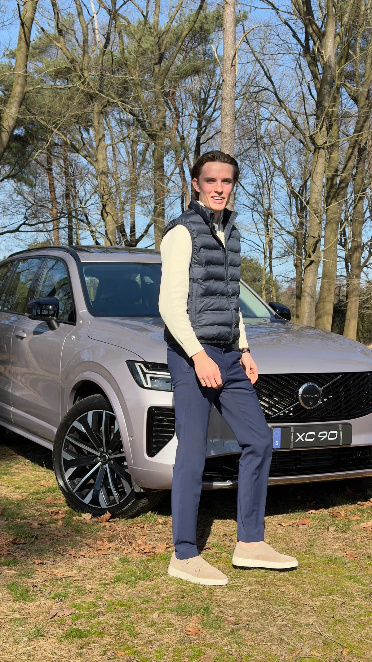 Vincent naast een Volvo XC90