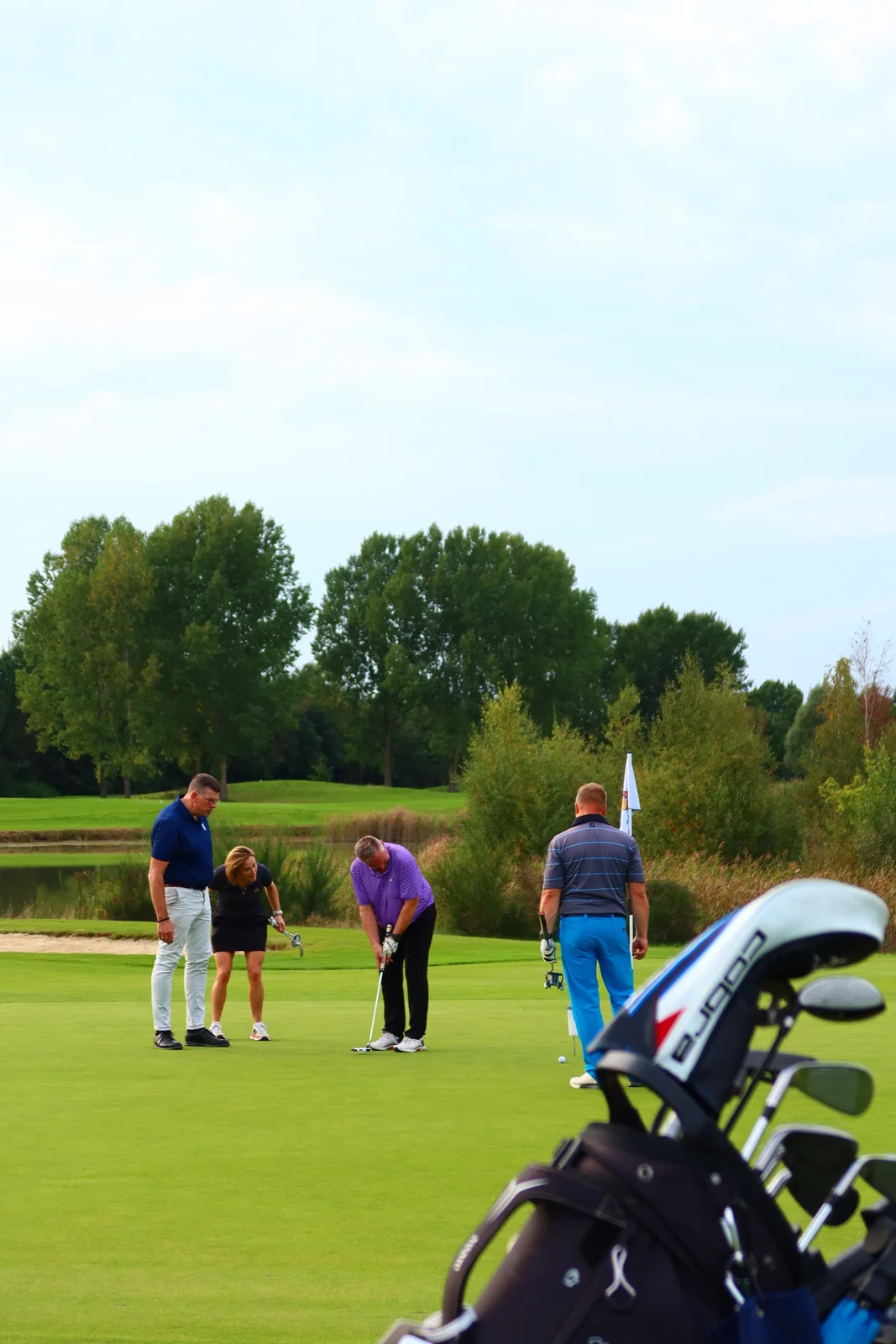 Golfers samen op de green